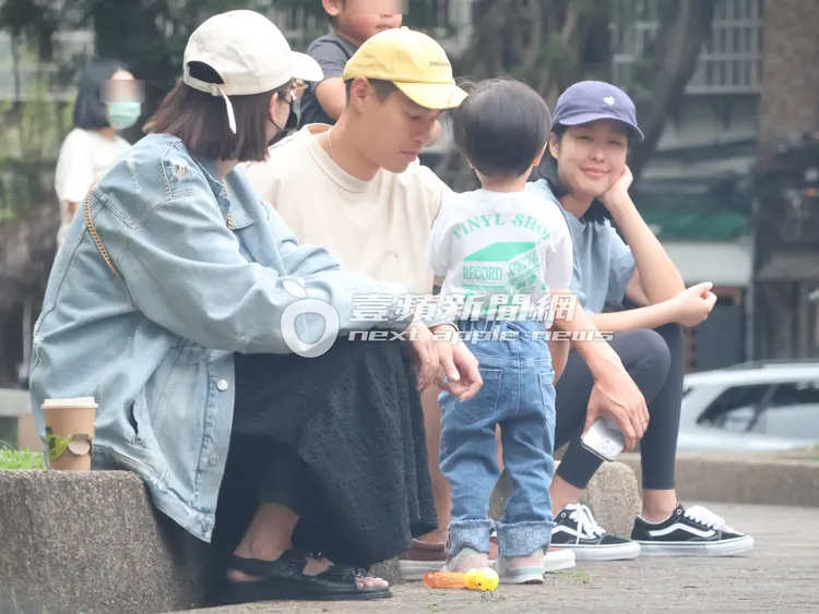 楊祐寧（中）準備餵女兒Anah吃點心，一旁的張太太圓潤的臉上也充滿笑容。特勤中心攝