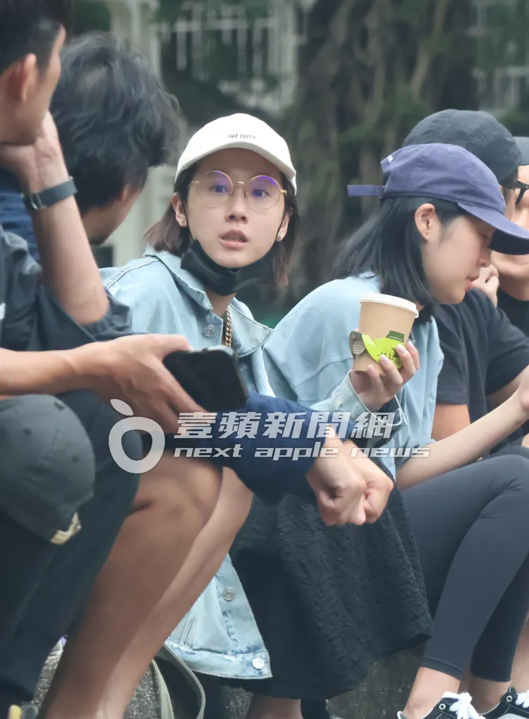 方志友（中）脫下口罩露出素顏，看得出來保養得相當不錯。特勤中心攝