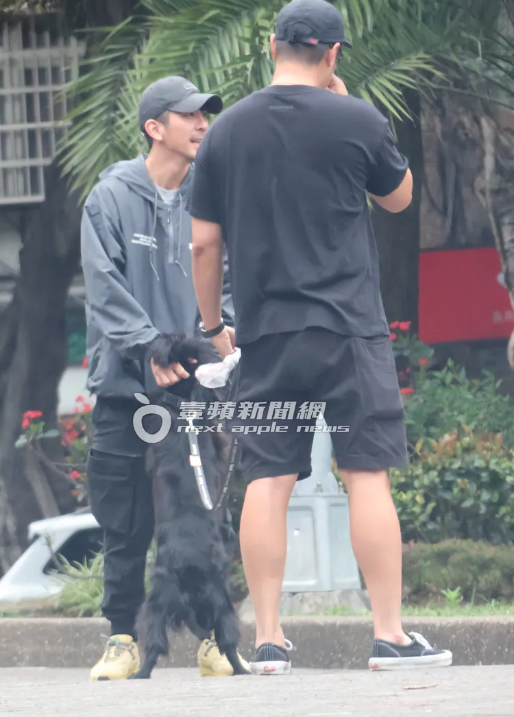 修杰楷（左）前來會合，張孝全愛犬相當激動地撲上去。特勤中心攝