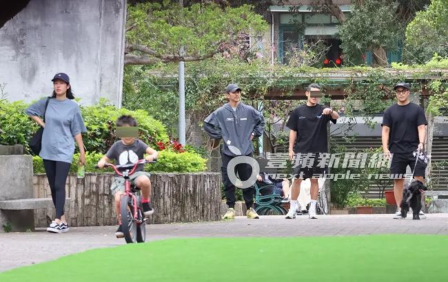 一大群明星就在松山區的公園內遛小孩，畫面相當溫馨。特勤中心攝