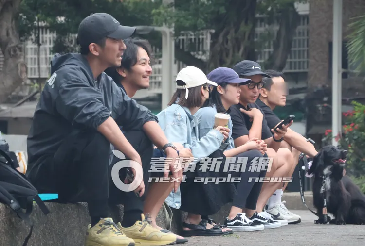 修杰楷（左起）、楊銘威、方志友、張太太及張孝全，一群明星一字排開坐在公園，看著小孩在玩遊樂設施。特勤中心攝