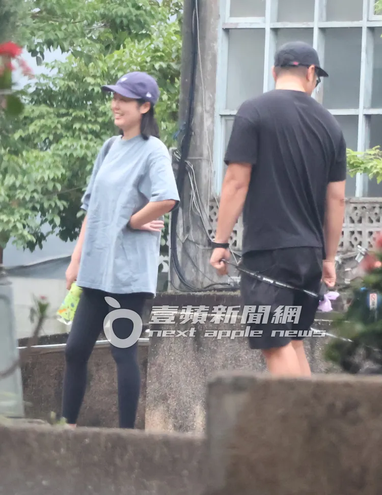 張孝全（右）與小6歲愛妻張太太一起在公園內遛愛犬，眼睛不時關注著兒子。特勤中心攝