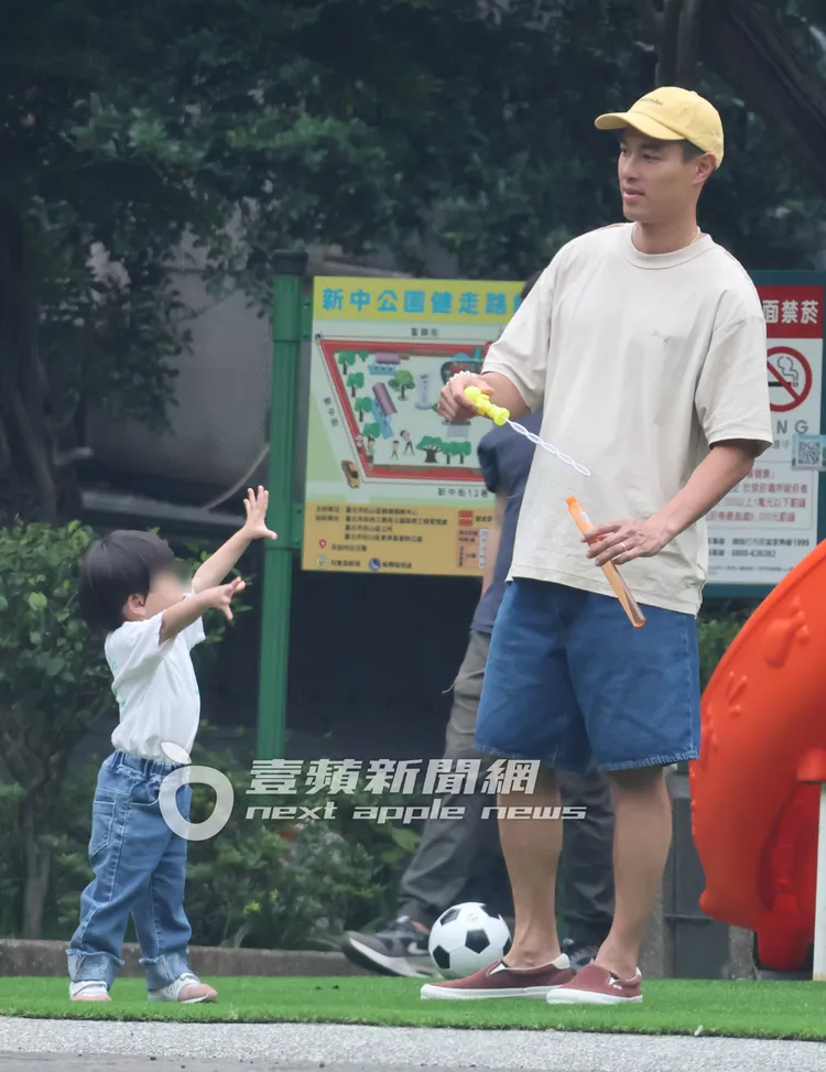 「同志天菜」楊祐寧（右）揮著泡泡桿，逗得女兒Anah十分開心，不停揮動可愛小手。特勤中心攝