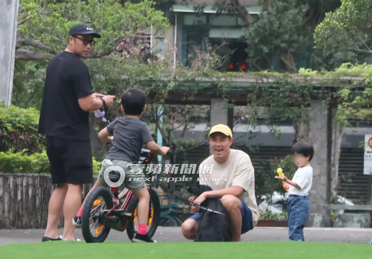 楊祐寧（右二）蹲下與張孝全兒子玩樂化身孩子王，女兒Anah站在一旁玩耍。特勤中心攝