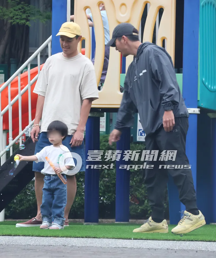 修杰楷（右）前來會合，走到楊祐寧旁與Anah打招呼。特勤中心攝