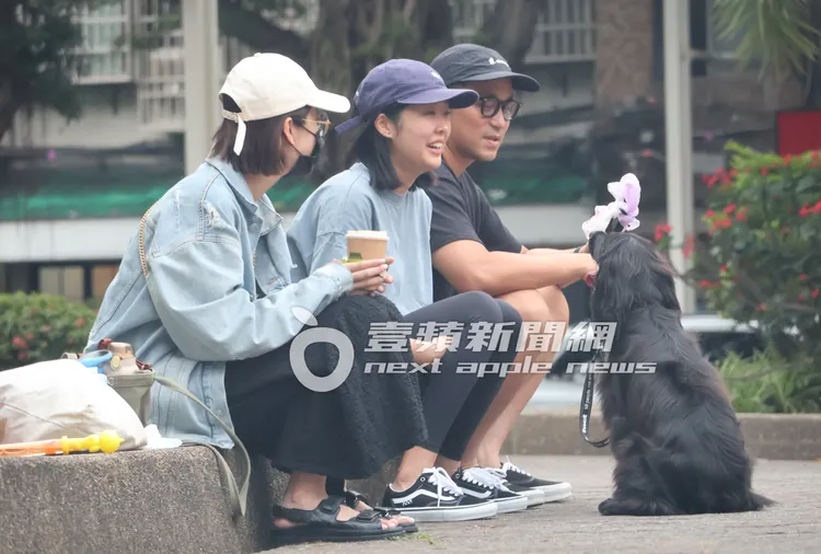 張孝全（右）牽著愛犬坐在張太太身旁與素顏的方志友聊天。特勤中心攝
