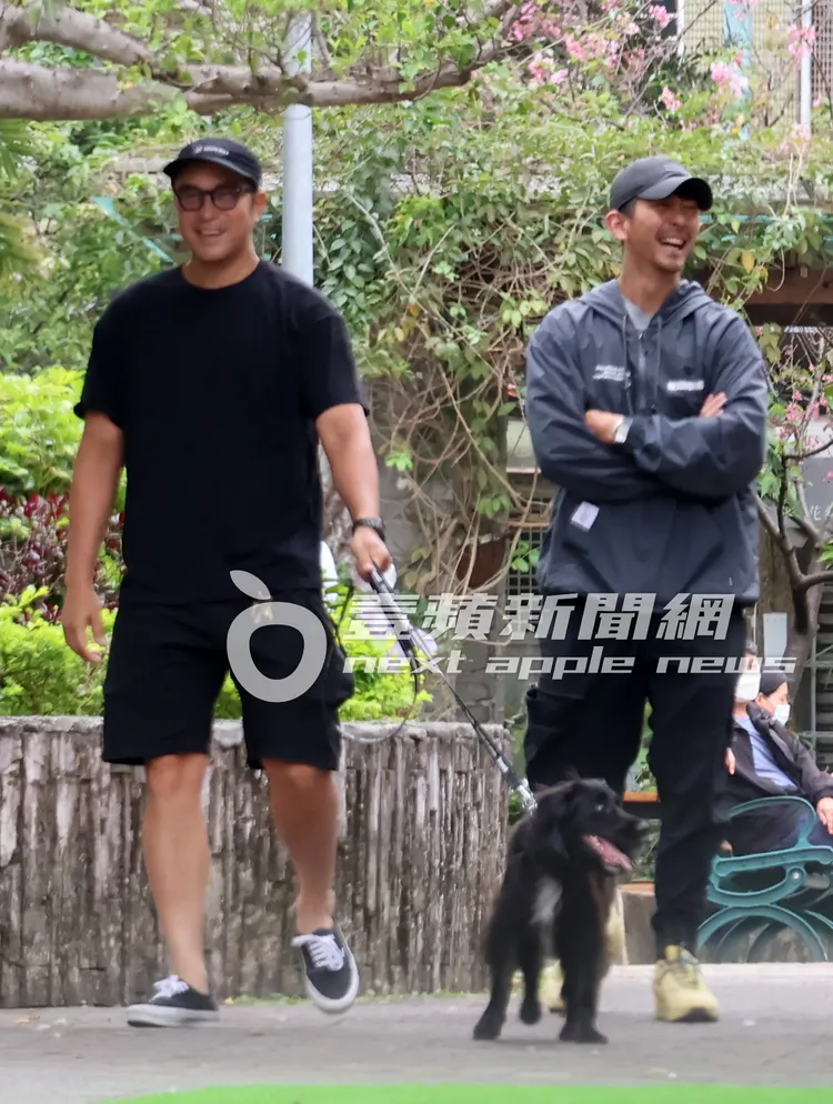 修杰楷（右）雙手交叉放在胸前，與張孝全臉上充滿笑容，兒童節都十分愉快。特勤中心攝