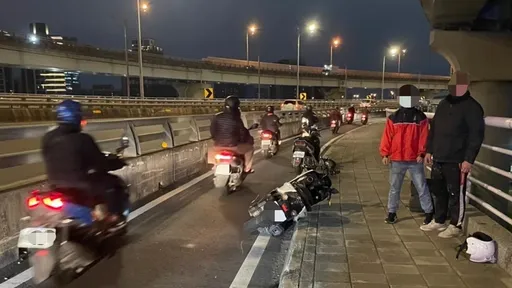 新北男騎士跟車跟太緊　追撞前車擦出一大條火花