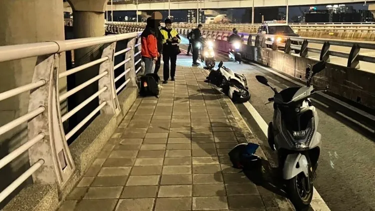 警方到場對王男及陳男進行酒測。三重警分局提供