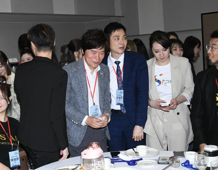 洪百榕（右起）、宋達民與洪榮宏也現身早餐會。彭欣偉攝