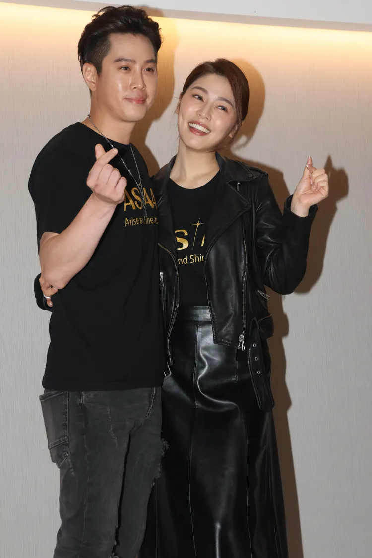 吳東諺（左）、白家綺夫妻開心藝起發光被還清白。彭欣偉攝