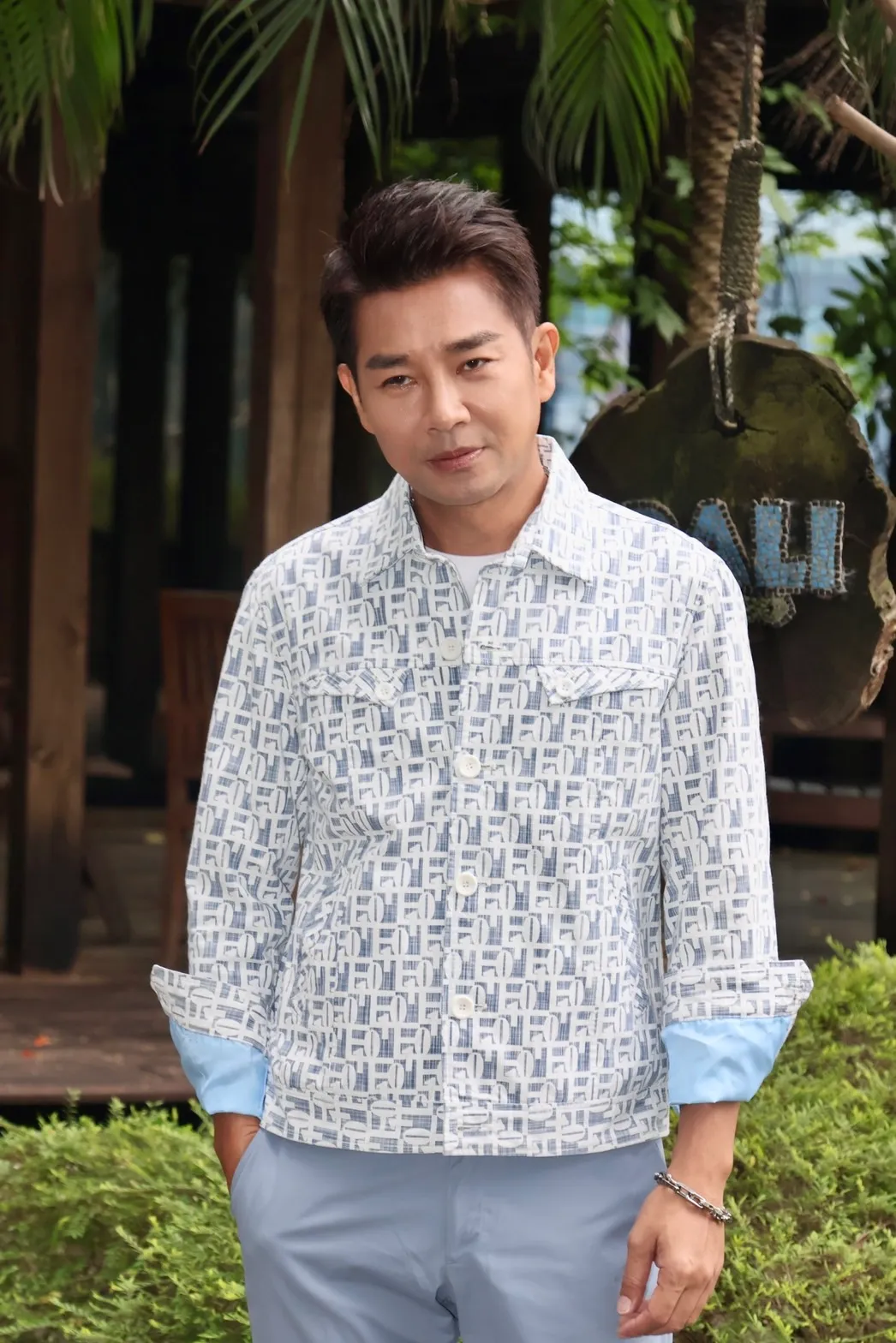 51歲的謝承均劇中扮32歲小生。彭欣偉攝