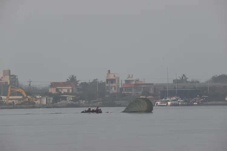 陸軍空訓中心「特種地形跳傘訓練班」今在屏東大鵬灣潟湖區操練水域進行跳傘訓練，降落指定水域後，再由橡皮艇人員接駁回岸上。讀者提供