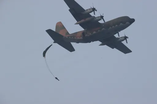 中共擾台軍演不斷 影片曝光!鐵漢傘兵大鵬灣水域演訓