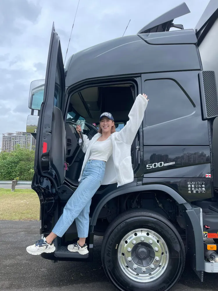 李懿開心地貼出和大車的合影。翻攝自李懿臉書