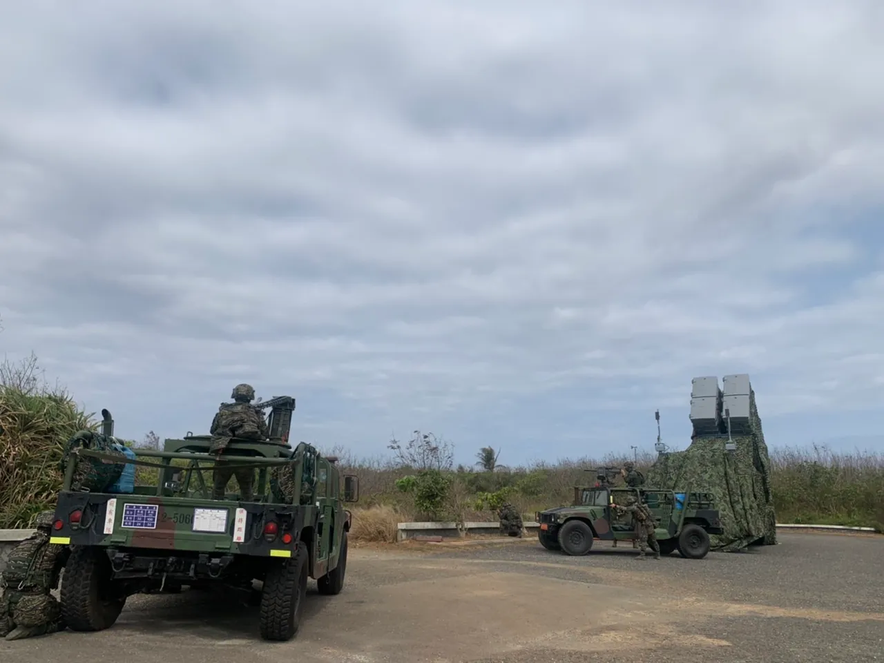 海軍派遣陸戰隊官兵戒護機動反艦飛彈車組進入戰術位置。海軍司令部提供
