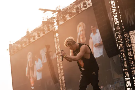 J.Sheon泰國開唱竟遭切歌 爆熱脫了秀出大肌肌