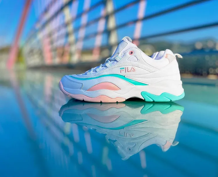 限定台灣發行的母親節紀念版FILA RAY老爹鞋，2480元。品牌提供