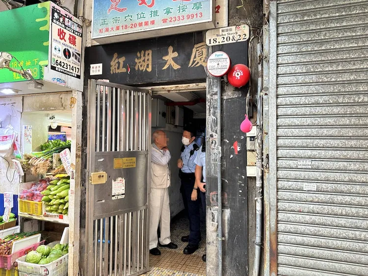 老翁在現場向警方描述遇襲過程。翻攝自《HK01》