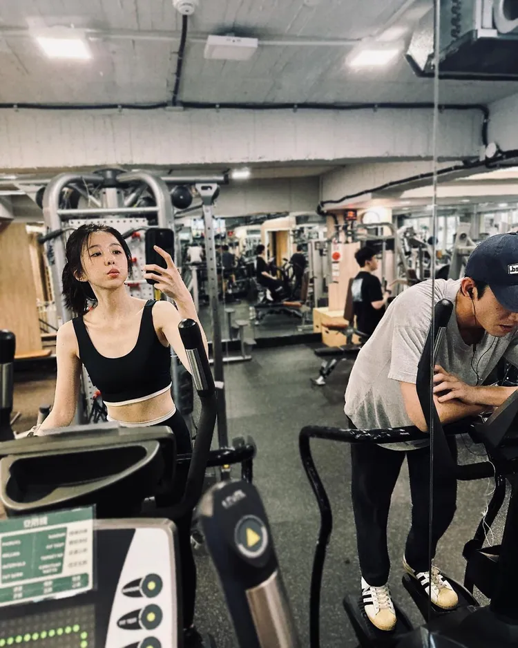 邵雨薇（左）和吳慷仁戀情甜蜜，她日前就分享督促男友做有氧運動的放閃文。翻攝1989ivyshao IG