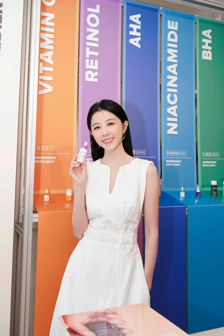 寶拉珍選的高效胜肽膠原緊緻精華為邵雨薇最近所愛用。品牌提供