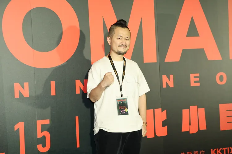 九把刀在背板前拍照。鄭孟晃攝