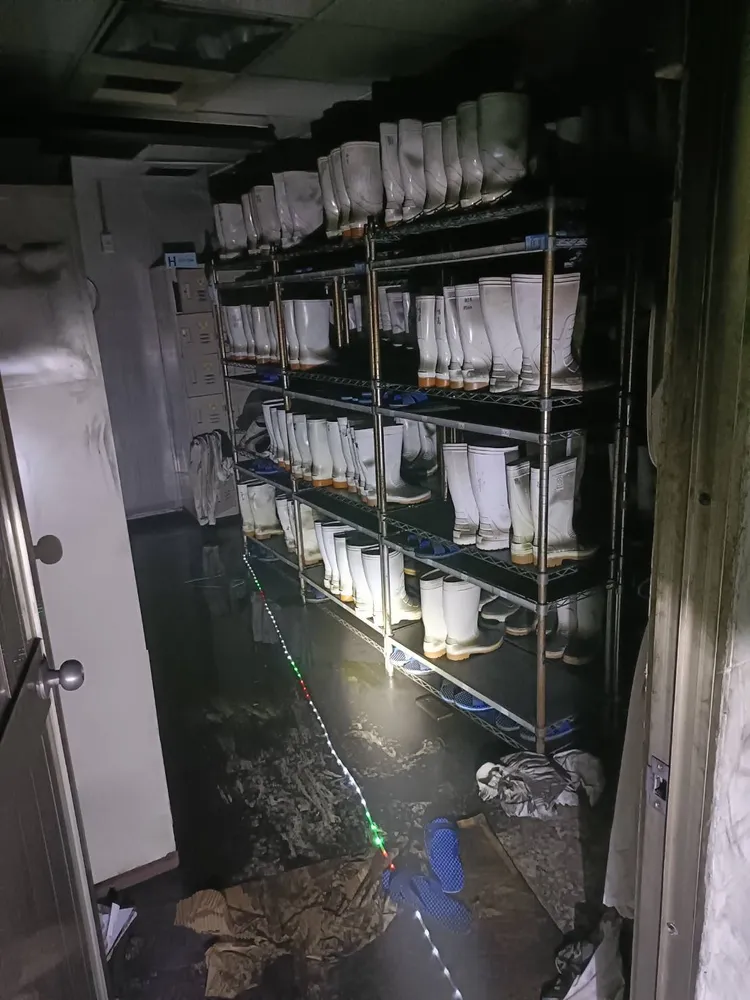 疑似二樓油炸機起火，員工躲進冷凍室躲避不幸喪命。讀者提供