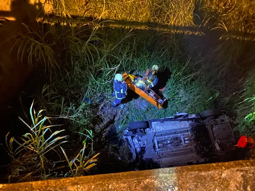 國1銅鑼路段休旅車衝護欄　墜落6米高邊坡！駕駛重傷送醫