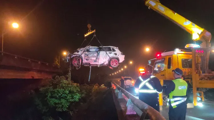 警方聯繫拖吊車將肇事車輛從橋下吊上路面。讀者提供