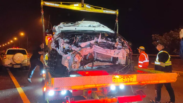 休旅車車頭全毀，車體嚴重扭曲變形。讀者提供