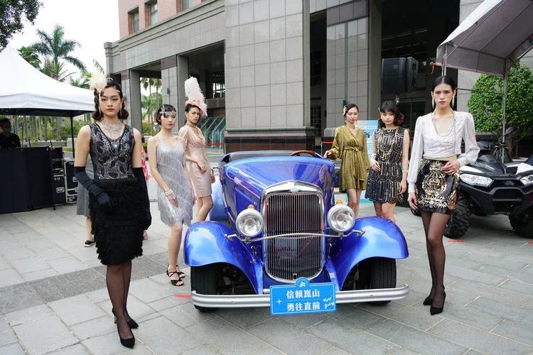 現場展示福斯T1古董車。校方提供