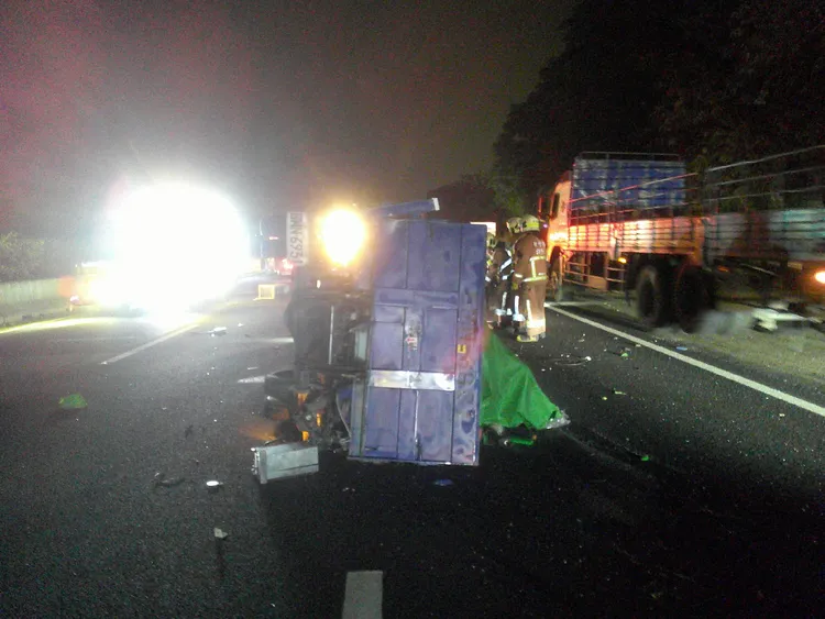 小貨車被撞側翻,車上2人受傷。國道警方提供