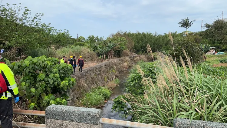 警消及警方抵達現場。淡水警分局提供