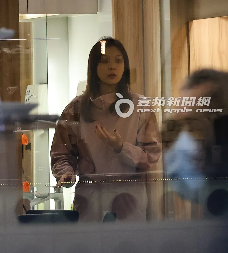 長髮女子剛上完廁所準備離開，眼睛離不開Jeff。特勤中心攝