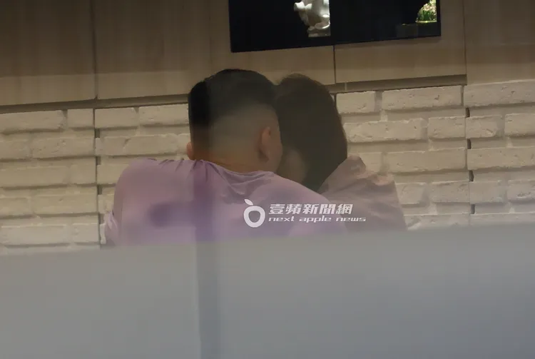 聊到開心處，Jeff（左）將頭靠向長髮女子的額頭，閃光大噴發。特勤中心攝