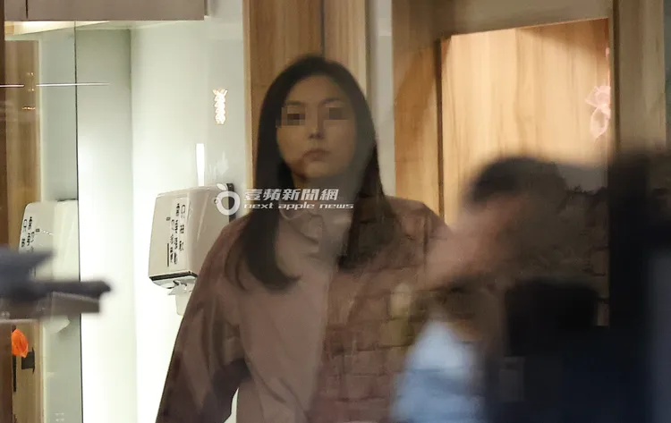 長髮女子目測年齡約35-40歲。特勤中心攝