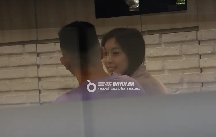 長髮妹（右）與Jeff先談甚歡，露出白皙牙齒。特勤中心攝