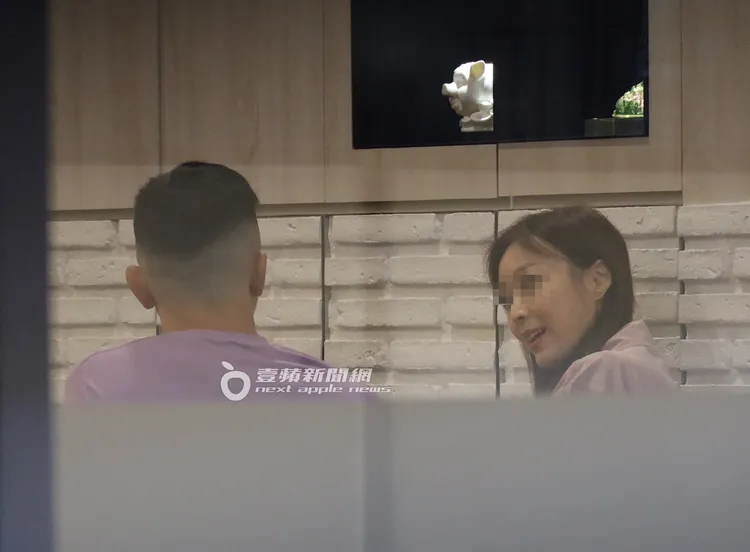 2人開心的在餐廳用餐，Jeff看似已走出離婚陰霾。特勤中心攝