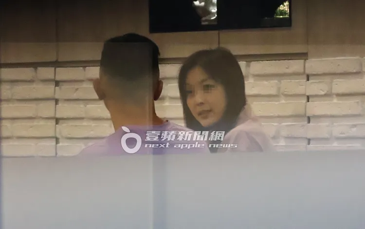 Jeff（左）帶著一名長髮、長相清秀，目測年紀35-40歲的長髮女子到中山區吃飯。特勤中心攝