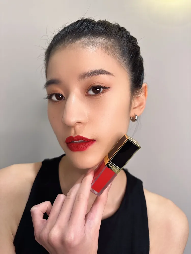 Model示範#16 Scarlet Rouge史嘉蕾經典紅。品牌提供