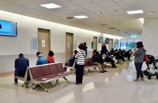 篩檢規定再放寬！患者、陪病人無染疫症狀　4/10起住院全程免篩