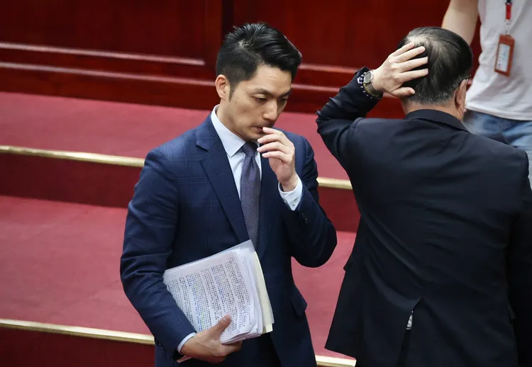 蔣萬安表情凝重、看起來略顯疲憊。林林攝