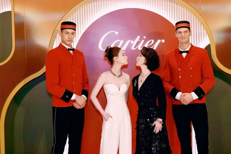 姊妹倆隔空玩親親。翻攝何超蓮IG