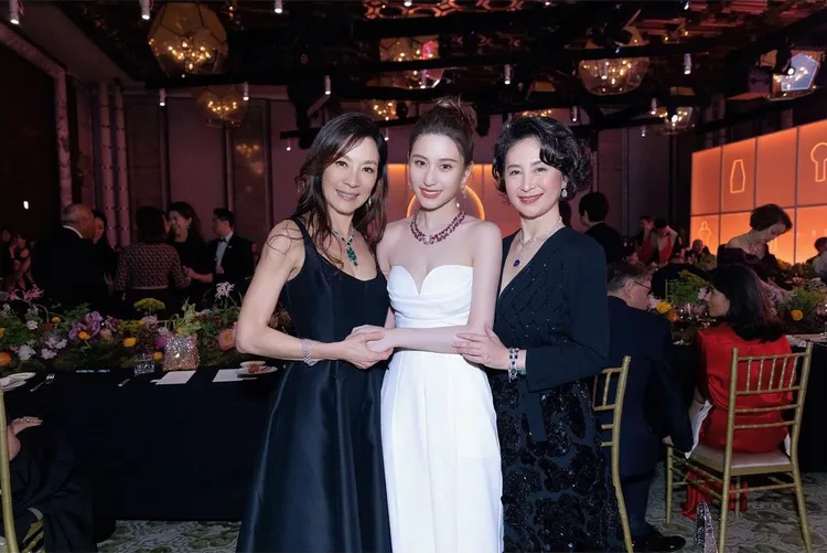 楊紫瓊（左起）也是座上賓，與兩位賭王千金何超蓮、何超瓊親密合影。翻攝何超蓮IG