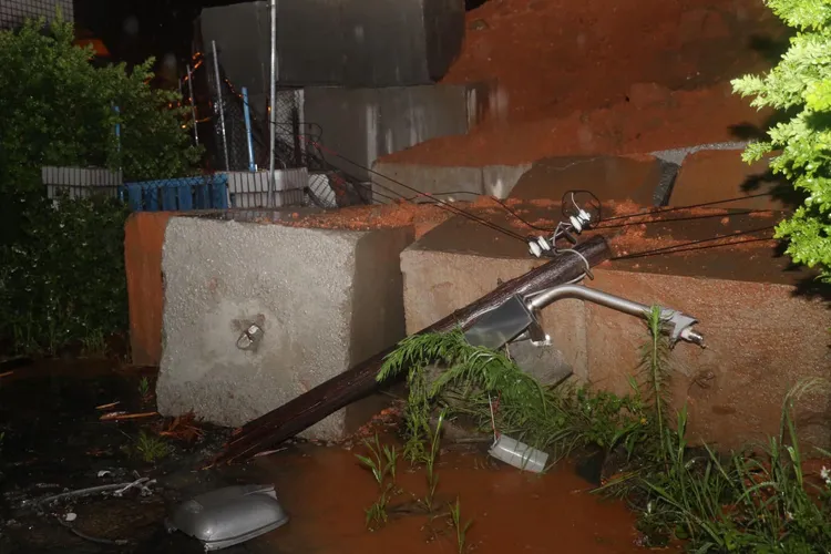 中華路1483巷一處建築工地土方，在大雨沖刷下，造成泥土滑動掉落，以致影響一旁社區安危。翻攝竹北市長鄭朝方臉書