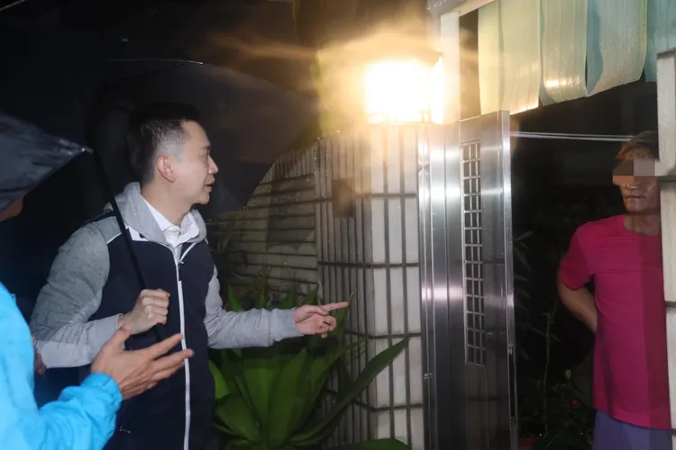 擔心豪雨持續釀災，鄭朝方勸離鄰近民房住戶並安置旅館。翻攝竹北市長鄭朝方臉書