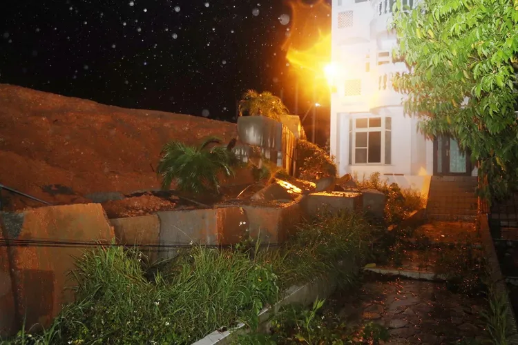 昨雨勢來得又快又急，竹北大眉里社區晚間傳出土石崩落。翻攝竹北市長鄭朝方臉書