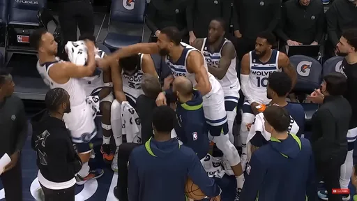 NBA灰狼板凳爆全武行！「法國高塔」因這事狂捉　出拳揍隊友影片曝光　