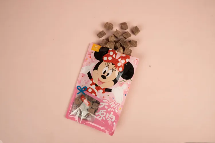 汪喵星球明星商品─天然原肉零食凍乾（米妮款 - 咬咬紐西蘭骰子牛)。業者提供