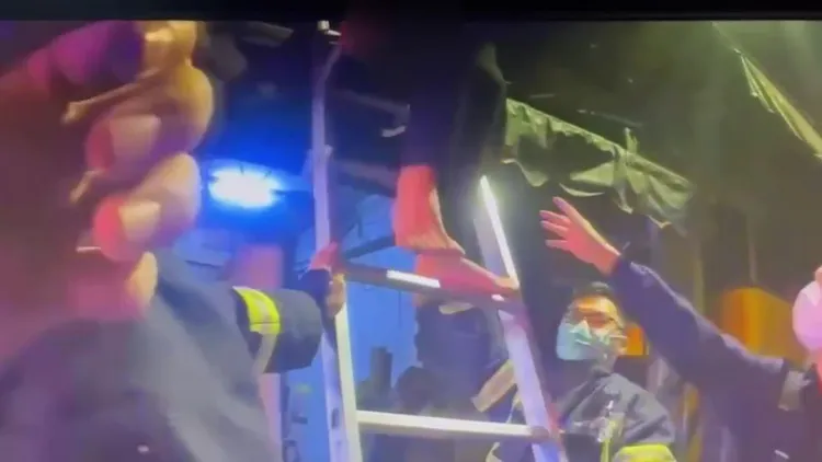 救護人員將陳男救下遮雨棚。新北市消防局提供